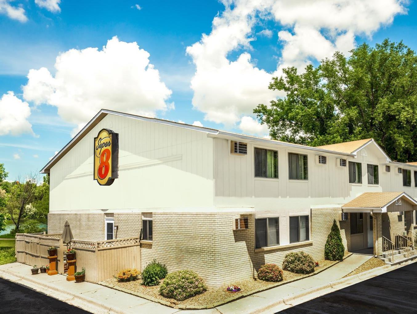 Hotel Super 8 By Wyndham Chaska Extérieur photo
