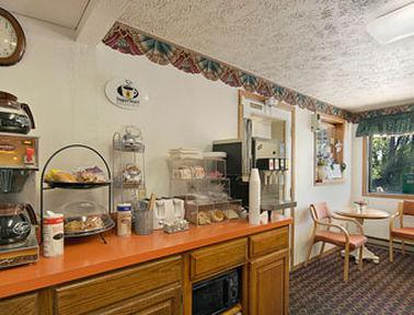 Hotel Super 8 By Wyndham Chaska Restaurant photo